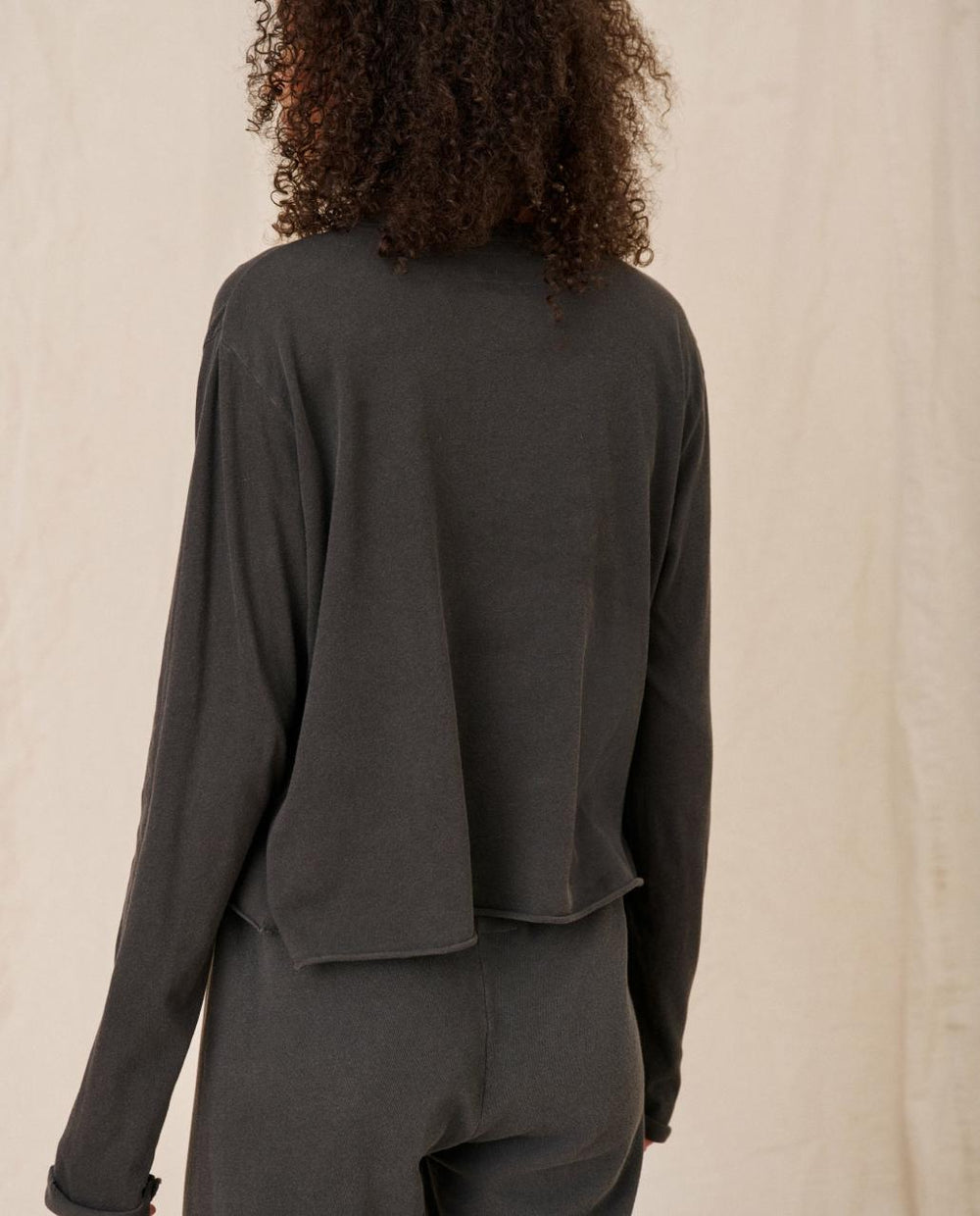 The Great. Long Sleeve Tees | The Long Sleeve Crop Tee. Washed Black - Women