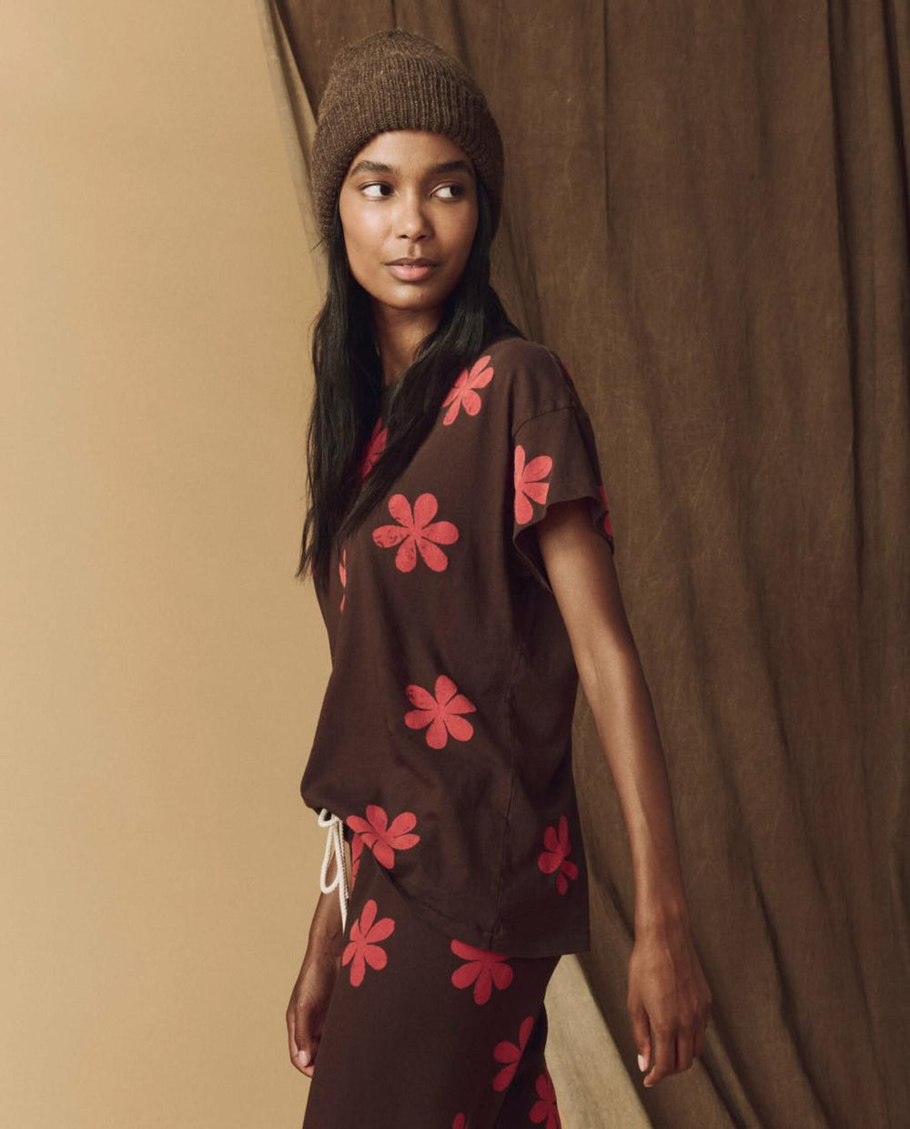 The Great. Novelty Tees & Sweats | The Hand Stamped Boxy Crew. Mocha With Hot Red Daisy - Women