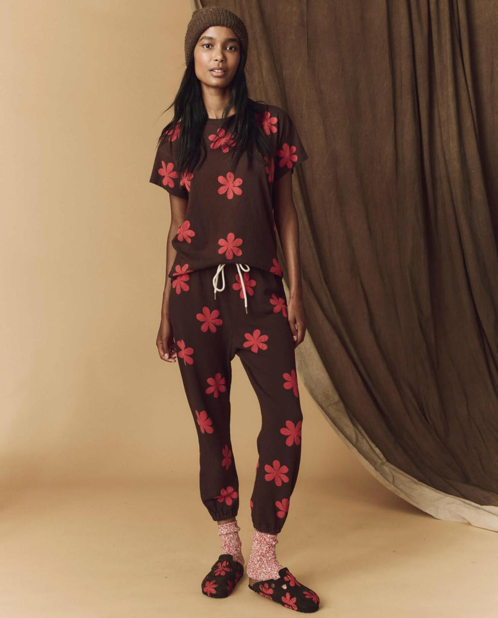 The Great. Novelty Tees & Sweats | The Hand Stamped Boxy Crew. Mocha With Hot Red Daisy - Women