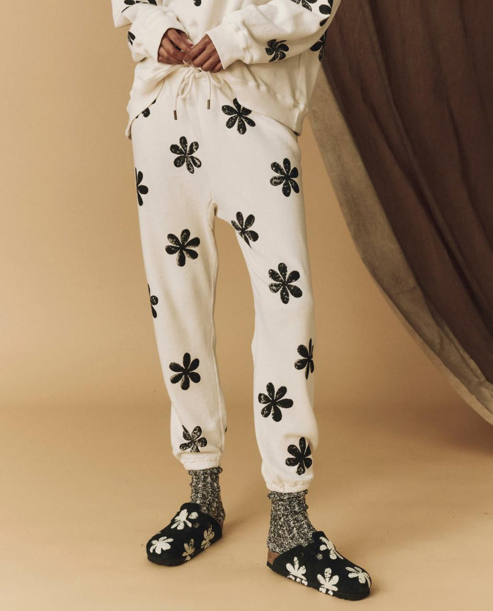 The Great. Pants | The Hand Stamped Stadium Sweatpant. Washed White With Black Daisy - Women