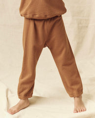 The Great. Tees & Sweats | The Little Stadium Sweatpant. Solid Bright Maple - Kids