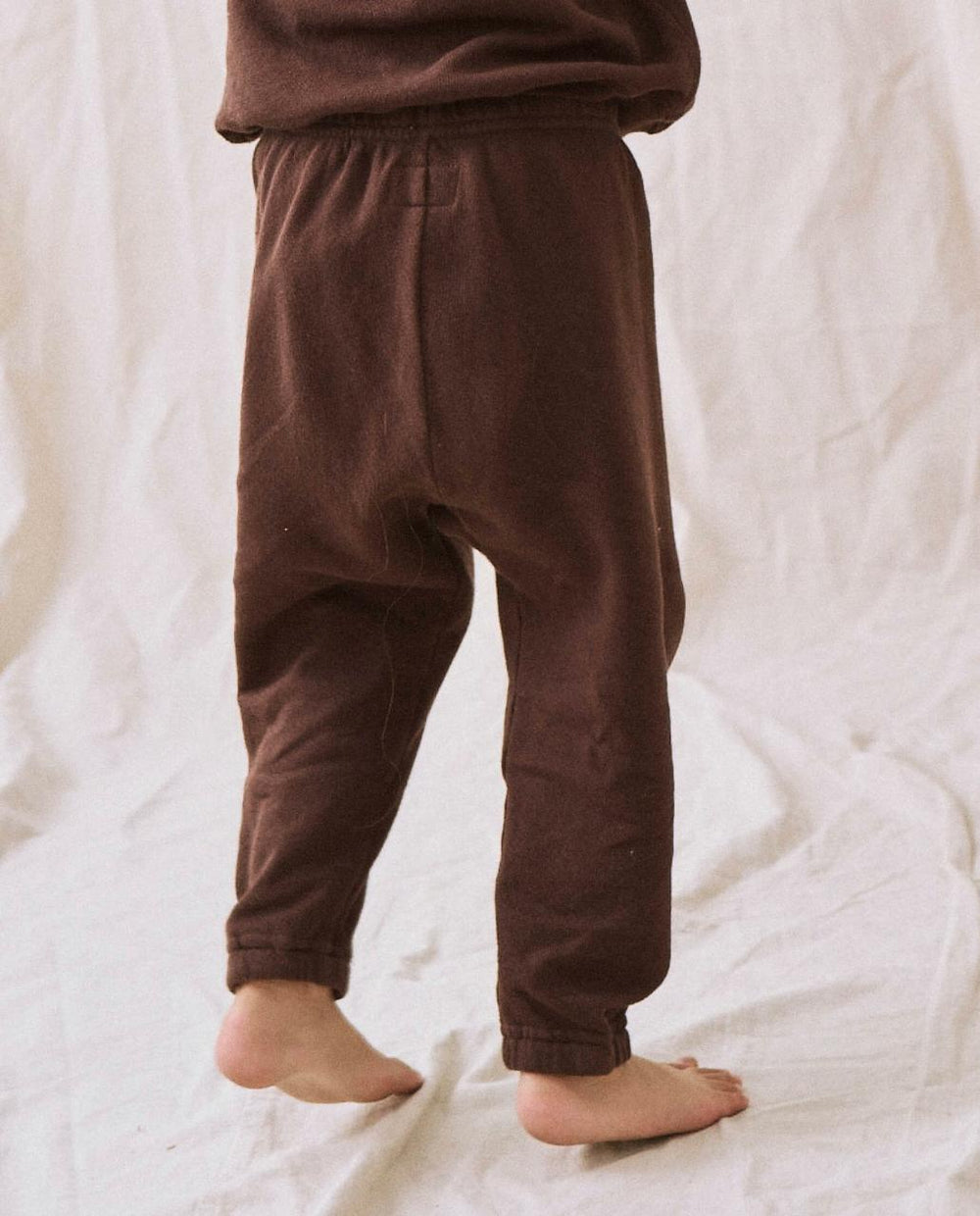 The Great. Tees & Sweats | The Little Stadium Sweatpant. Solid Toasted Walnut - Kids
