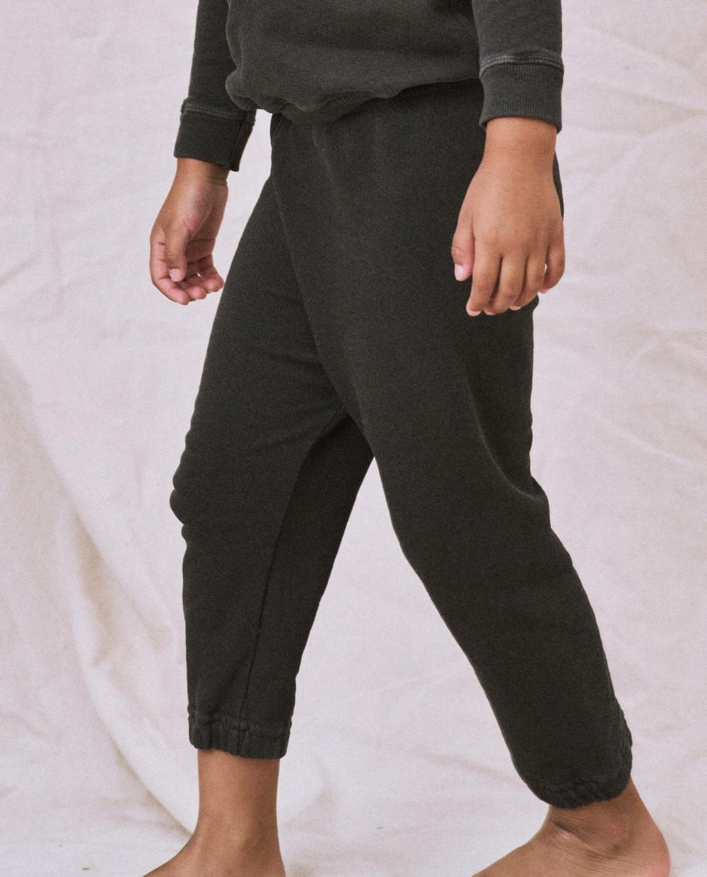 The Great. Tees & Sweats | The Little Stadium Sweatpant. Solid Washed Black - Kids
