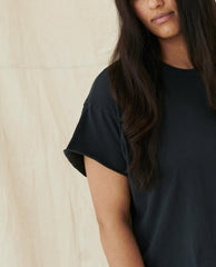 The Great. Tees | The Crop Tee. Solid Almost Black - Women