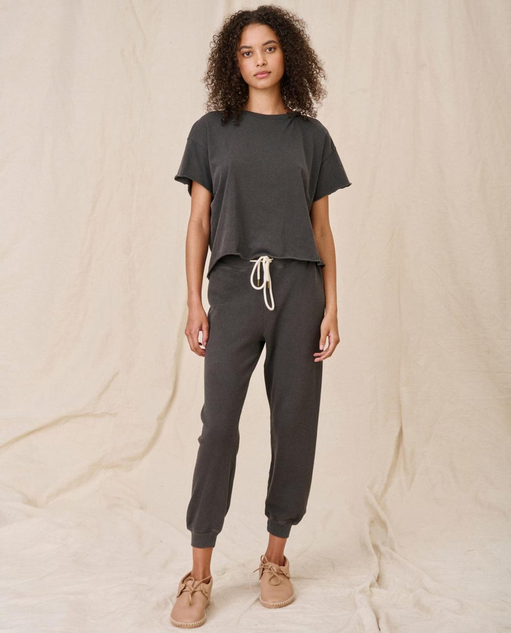 The Great. Tees | The Crop Tee. Solid Washed Black - Women