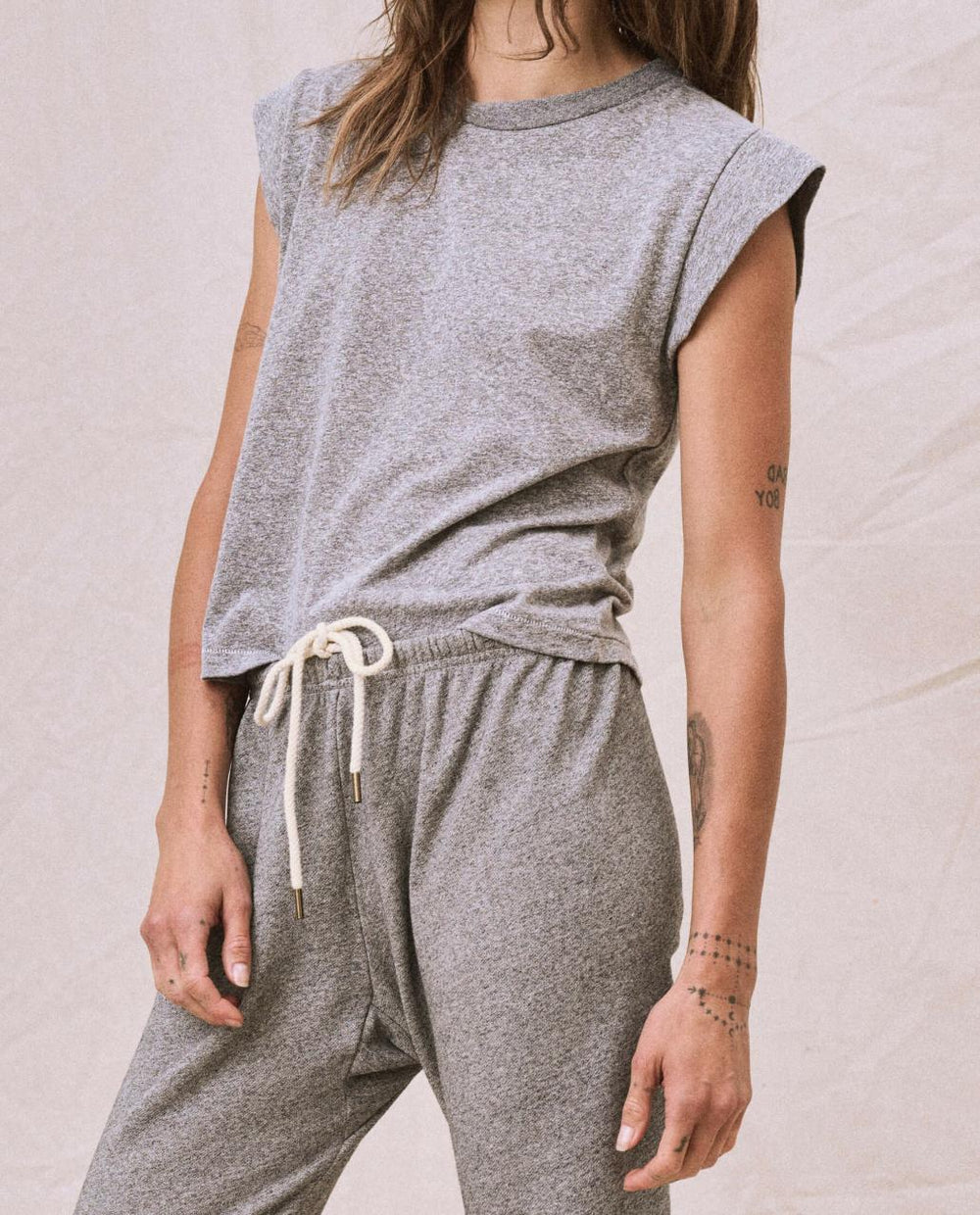 The Great. Tees | The Peak Shoulder Tee. Heather Grey - Women