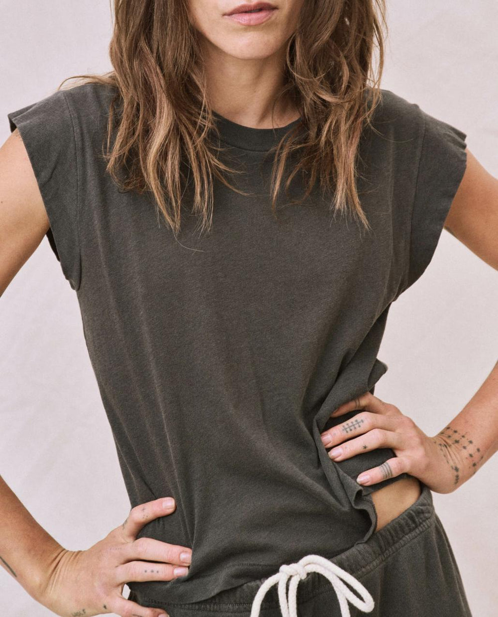 The Great. Tees | The Peak Shoulder Tee. Washed Black - Women