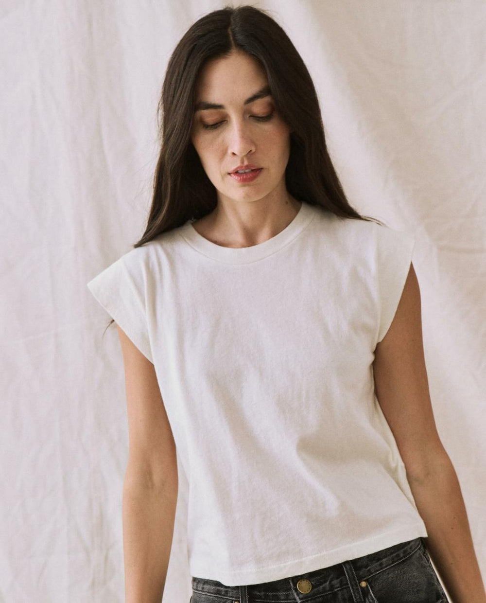 The Great. Tees | The Peak Shoulder Tee. Washed White - Women