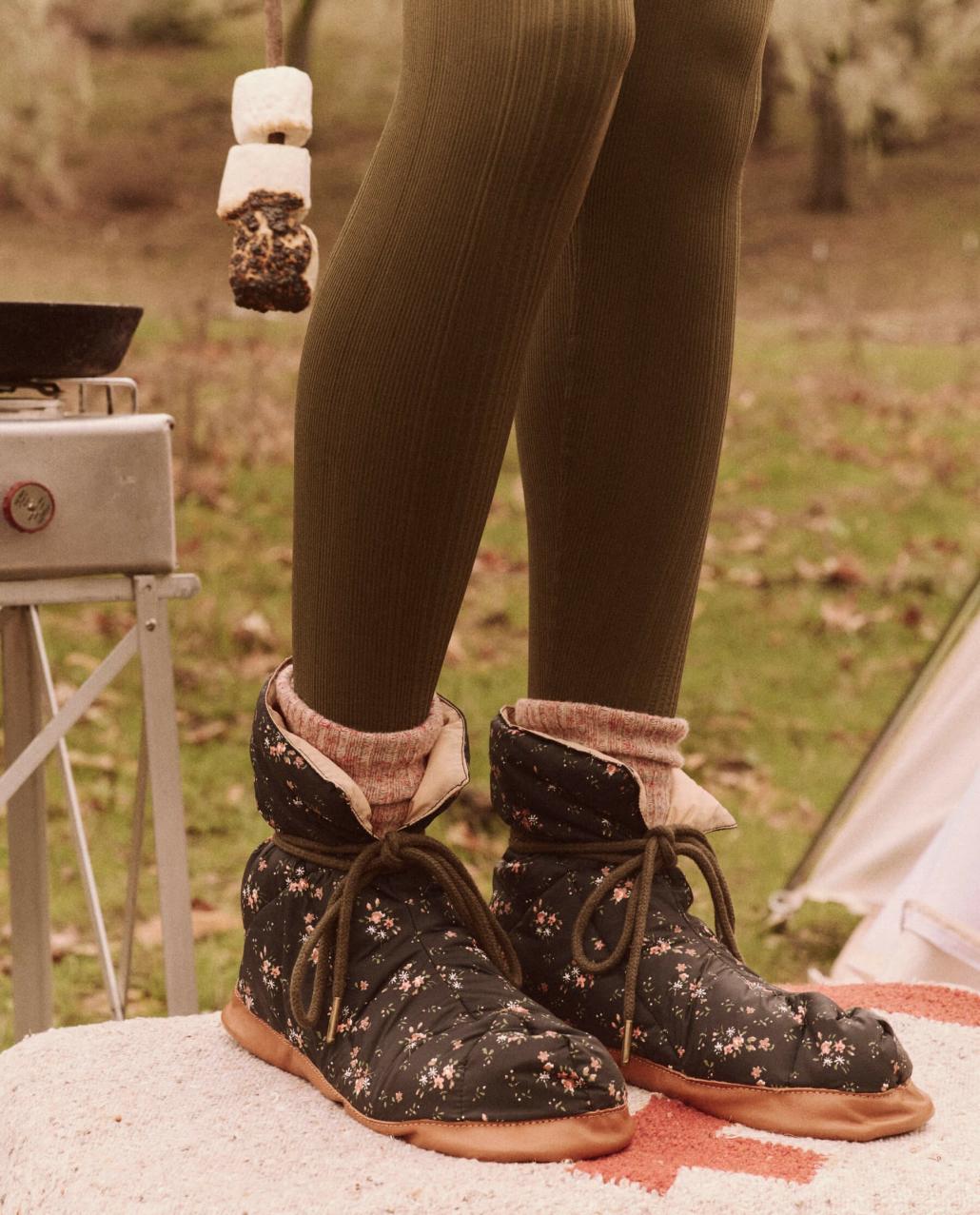 The Great. Accessories | The Down Quilted Puffer Slipper. Wilderness Floral And Powder Pink - Women