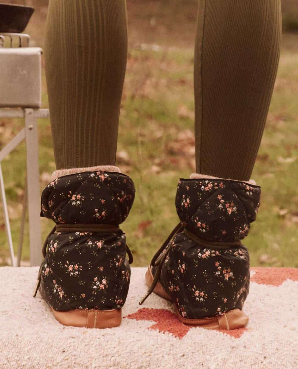 The Great. Accessories | The Down Quilted Puffer Slipper. Wilderness Floral And Powder Pink - Women