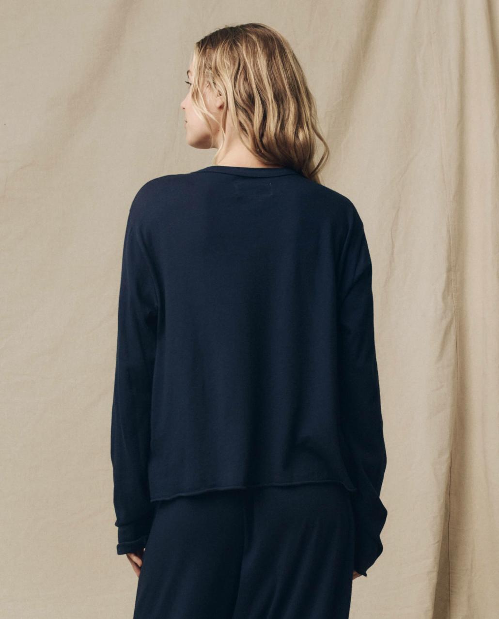 The Great. Long Sleeve Tees | The Long Sleeve Crop Tee. True Navy - Women