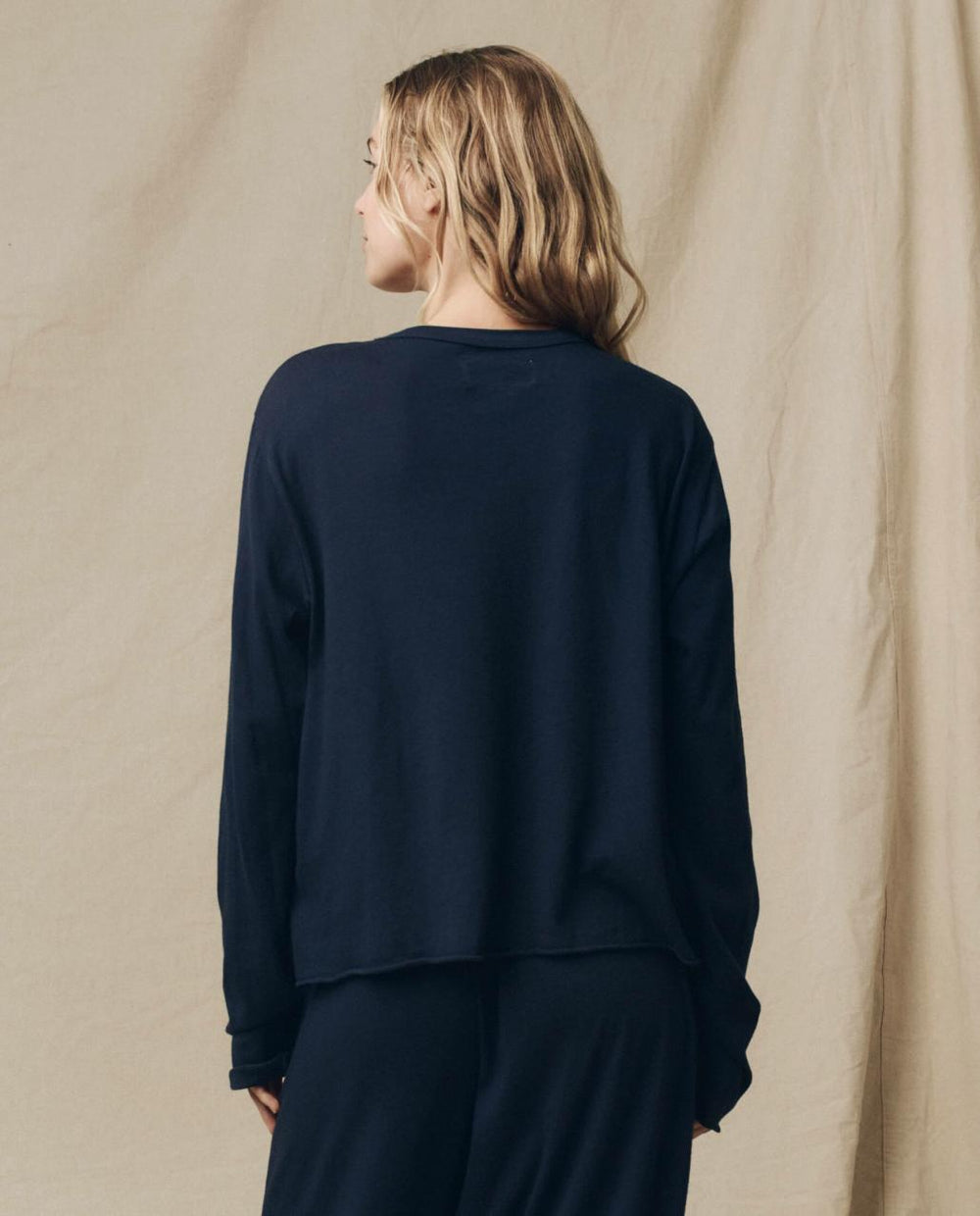 The Great. Long Sleeve Tees | The Long Sleeve Crop Tee. True Navy - Women