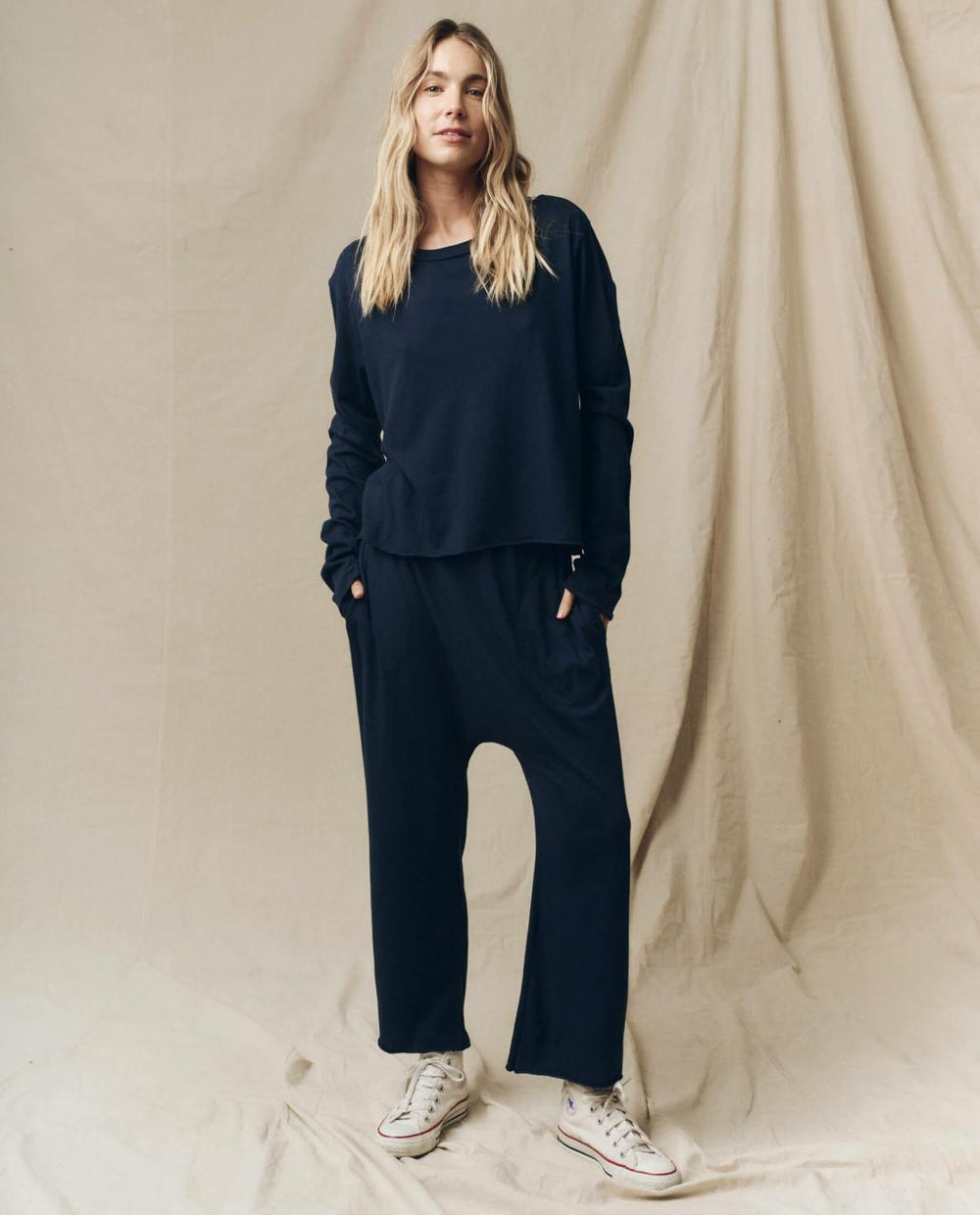 The Great. Long Sleeve Tees | The Long Sleeve Crop Tee. True Navy - Women