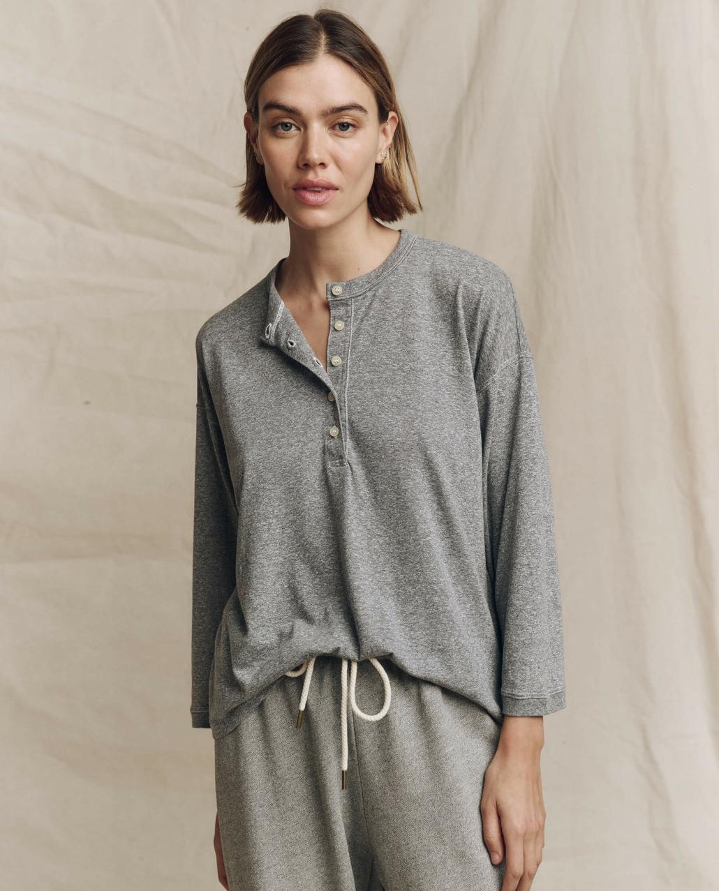 The Great. Long Sleeve Tees | The Shrunken Henley. Heather Grey - Women