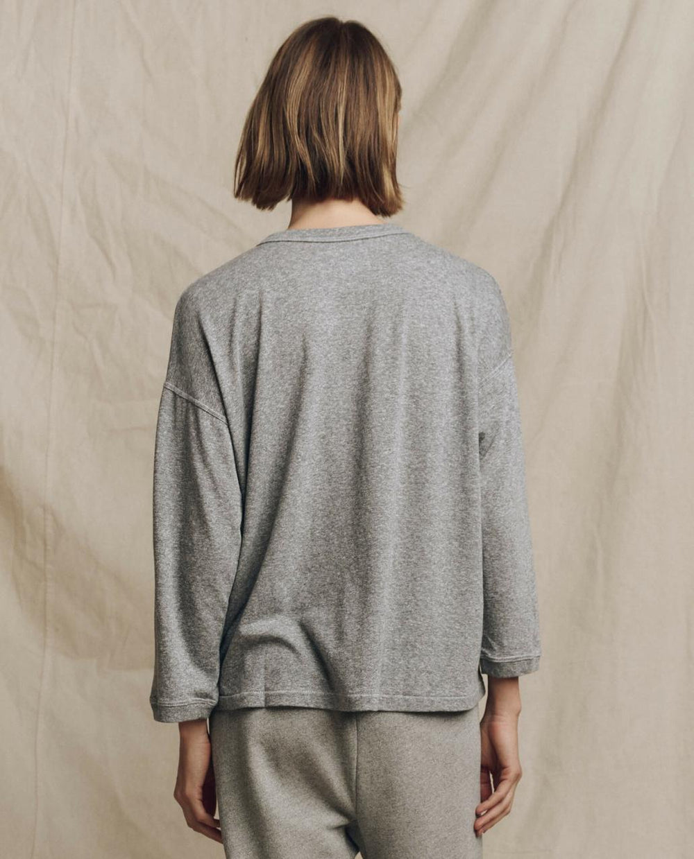 The Great. Long Sleeve Tees | The Shrunken Henley. Heather Grey - Women