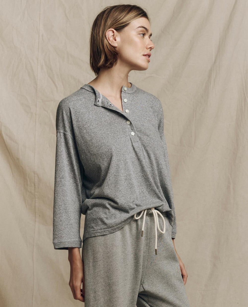 The Great. Long Sleeve Tees | The Shrunken Henley. Heather Grey - Women