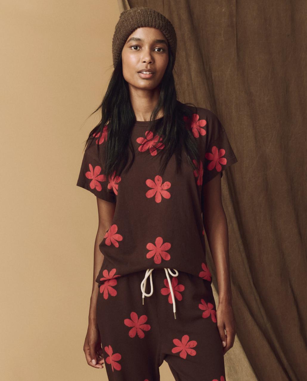 The Great. Novelty Tees &amp; Sweats | The Hand Stamped Boxy Crew. Mocha With Hot Red Daisy - Women