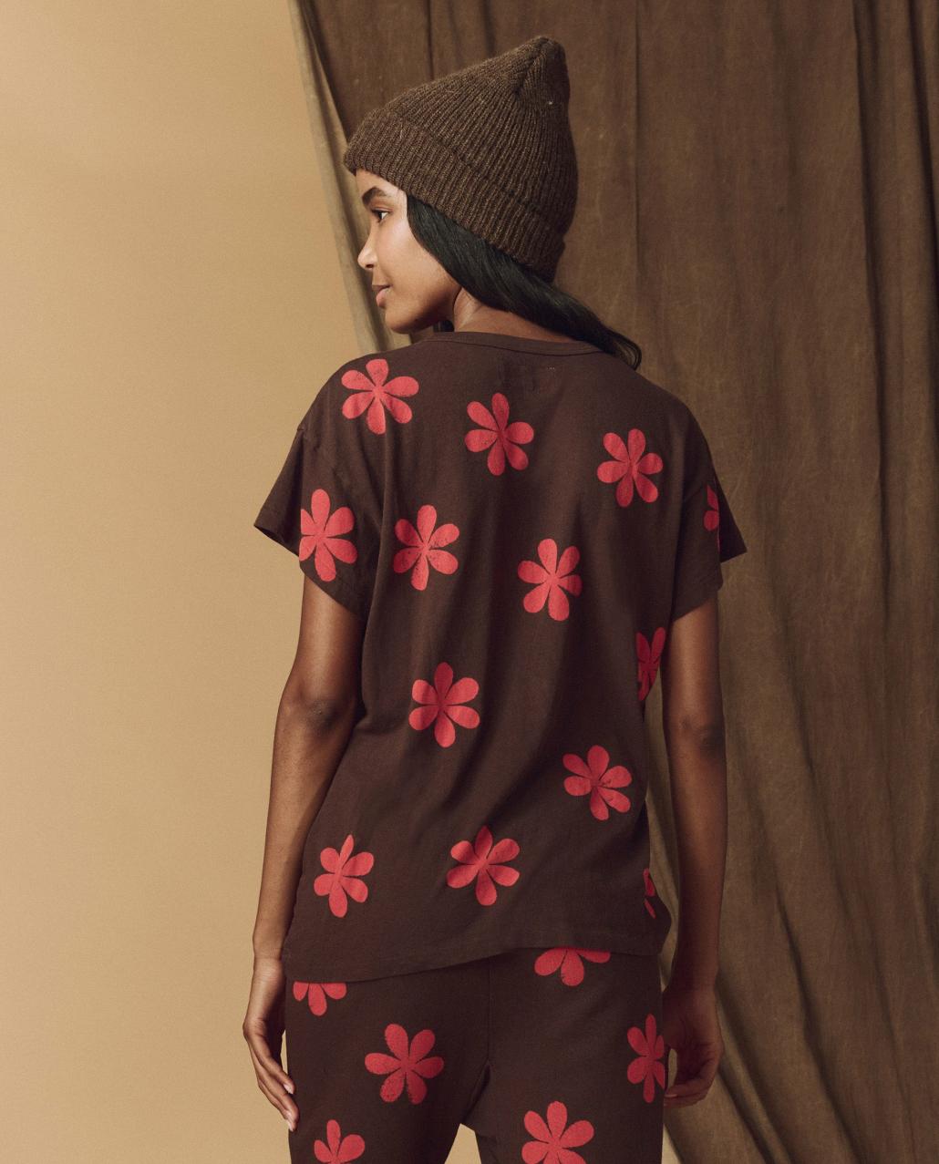 The Great. Novelty Tees &amp; Sweats | The Hand Stamped Boxy Crew. Mocha With Hot Red Daisy - Women