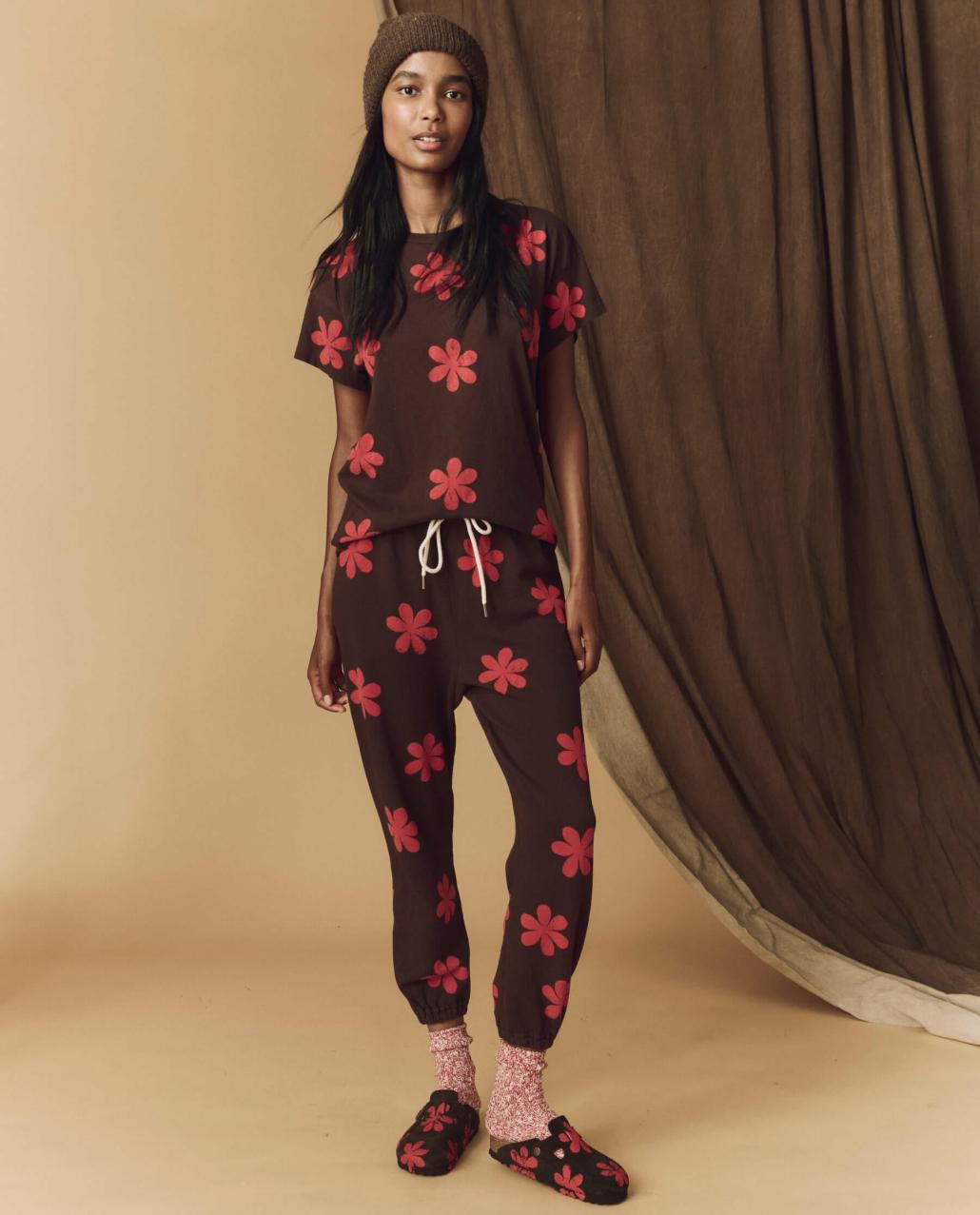 The Great. Novelty Tees &amp; Sweats | The Hand Stamped Boxy Crew. Mocha With Hot Red Daisy - Women