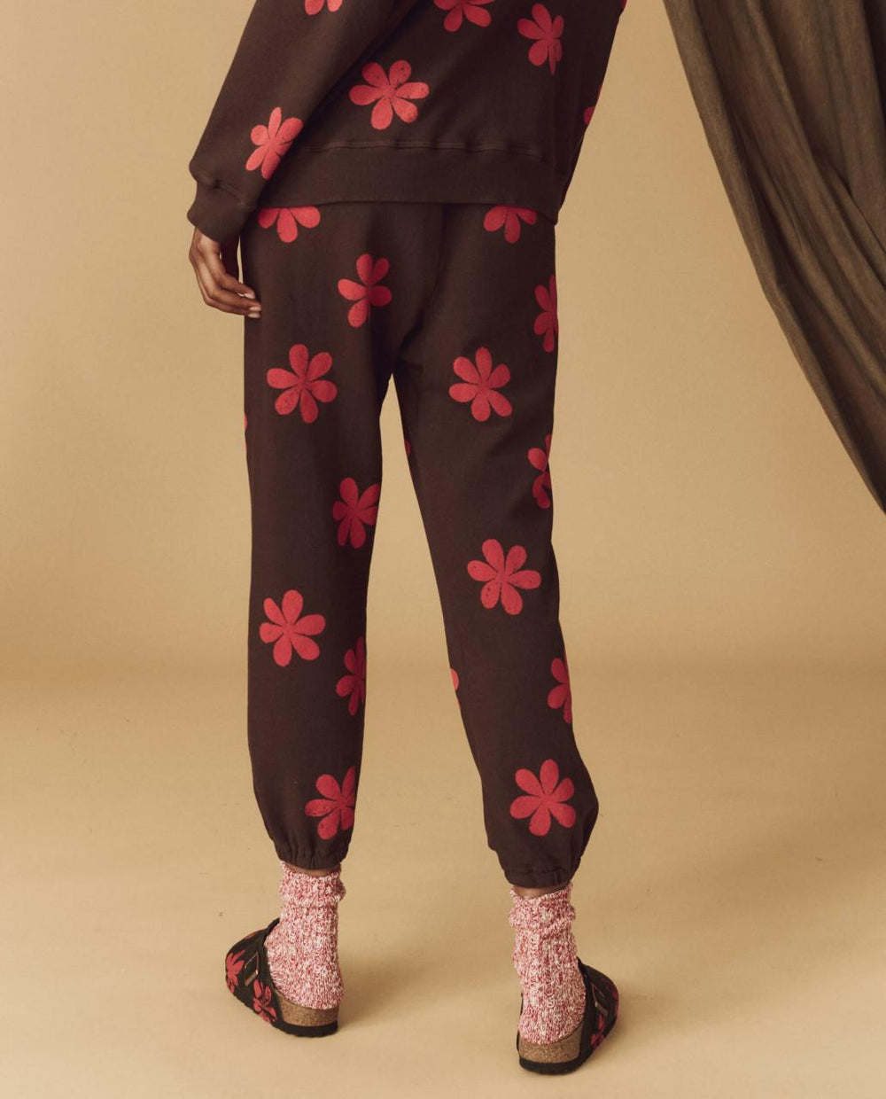 The Great. Pants | The Hand Stamped Stadium Sweatpant. Mocha With Hot Red Daisy - Women