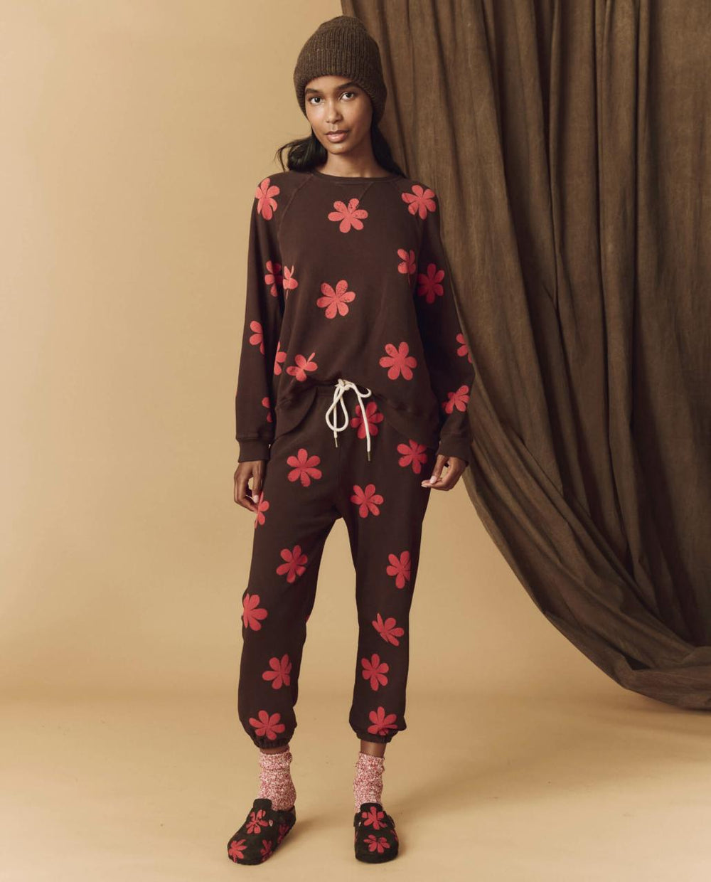 The Great. Pants | The Hand Stamped Stadium Sweatpant. Mocha With Hot Red Daisy - Women