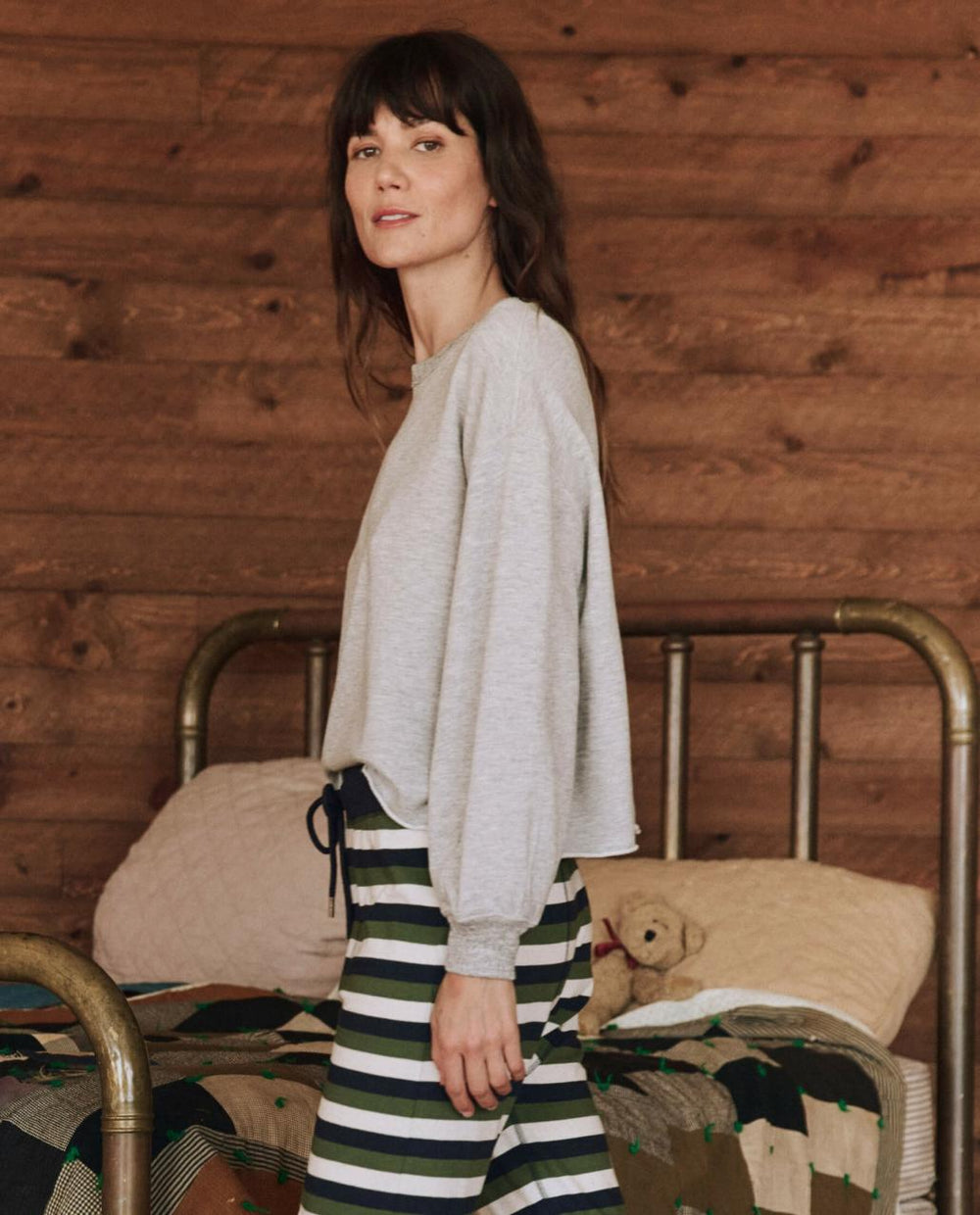 The Great. Sleep Tops | The Sleep Cut Off Sweatshirt. Light Heather Grey - Women