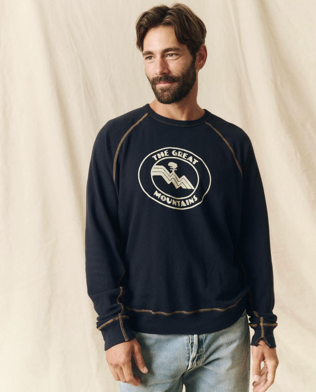 The Great. Tees &amp; Sweats | The Men&#039;s College Sweatshirt. Graphic Stargazer Blue With Mountain - Men