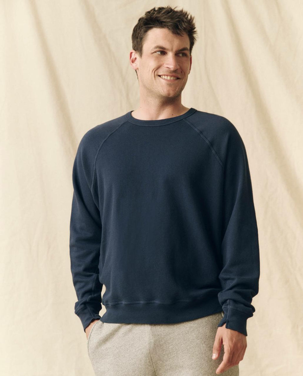 The Great. Tees &amp; Sweats | The Men&#039;s College Sweatshirt. True Navy - Men