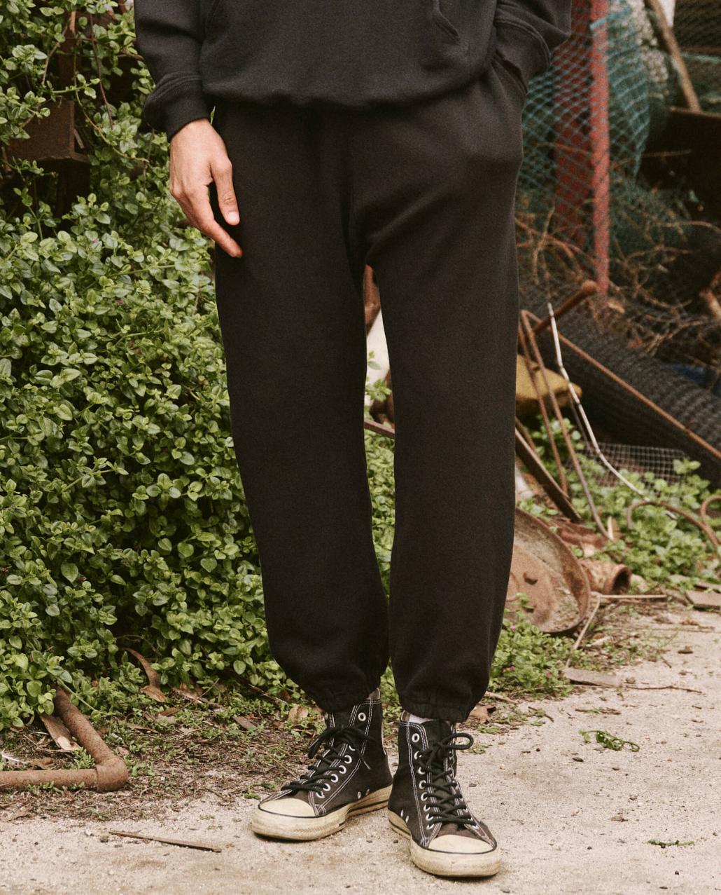 The Great. Tees &amp; Sweats | The Men&#039;s Stadium Sweatpant. Almost Black - Men