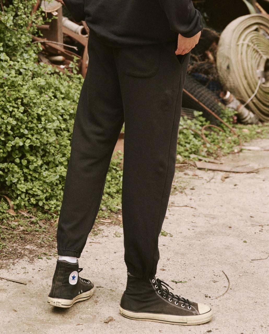 The Great. Tees &amp; Sweats | The Men&#039;s Stadium Sweatpant. Almost Black - Men