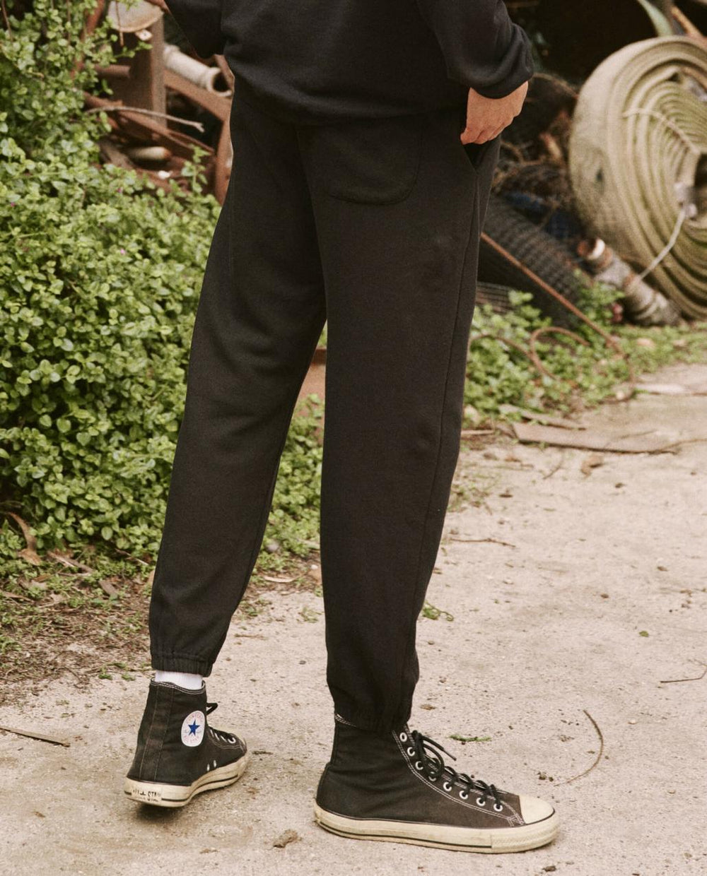 The Great. Tees &amp; Sweats | The Men&#039;s Stadium Sweatpant. Almost Black - Men