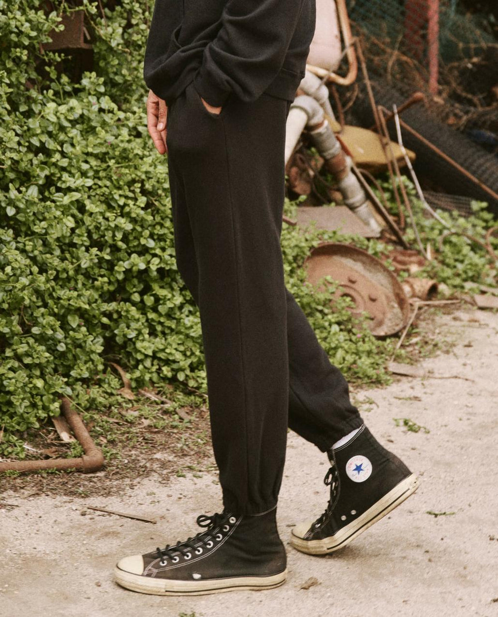 The Great. Tees &amp; Sweats | The Men&#039;s Stadium Sweatpant. Almost Black - Men