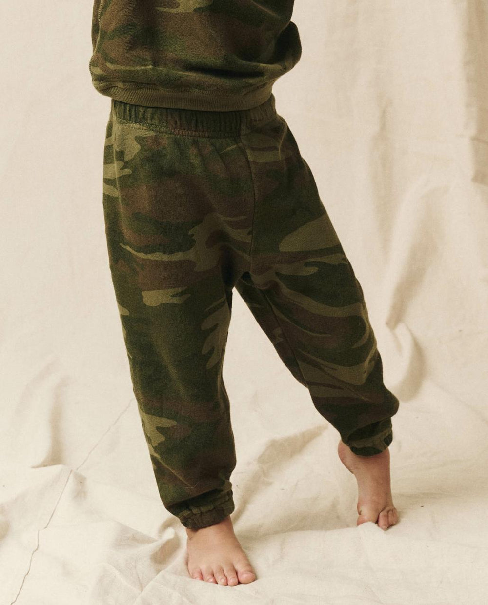 The Great. Tees &amp; Sweats | The Little Stadium Sweatpant. Novelty Deep Woods Camo - Kids