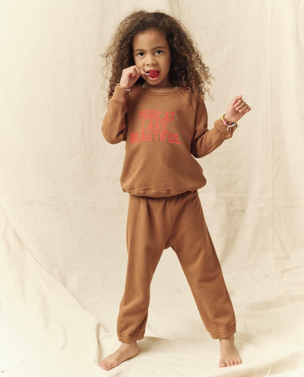 The Great. Tees &amp; Sweats | The Little Stadium Sweatpant. Solid Bright Maple - Kids