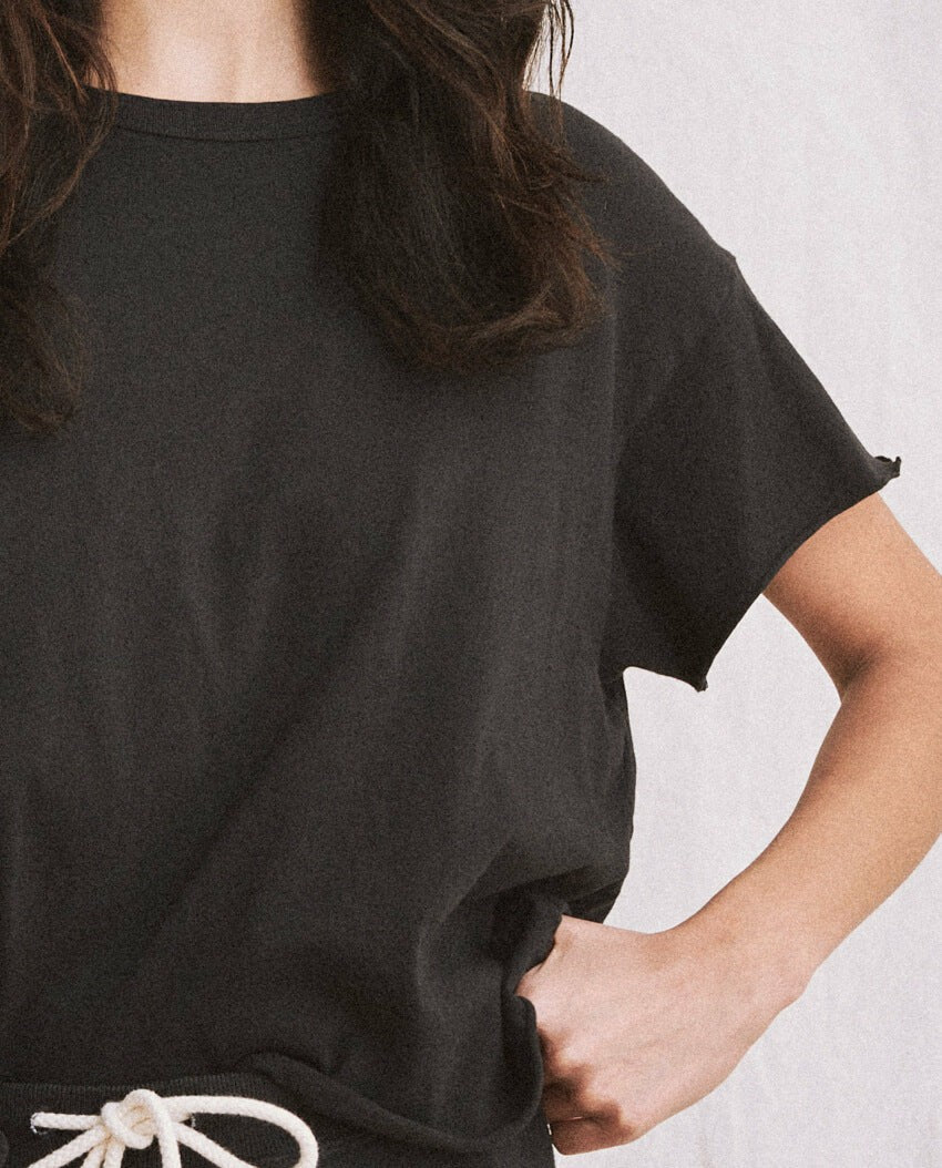 The Great. Tees | The Crop Tee. Solid Almost Black - Women