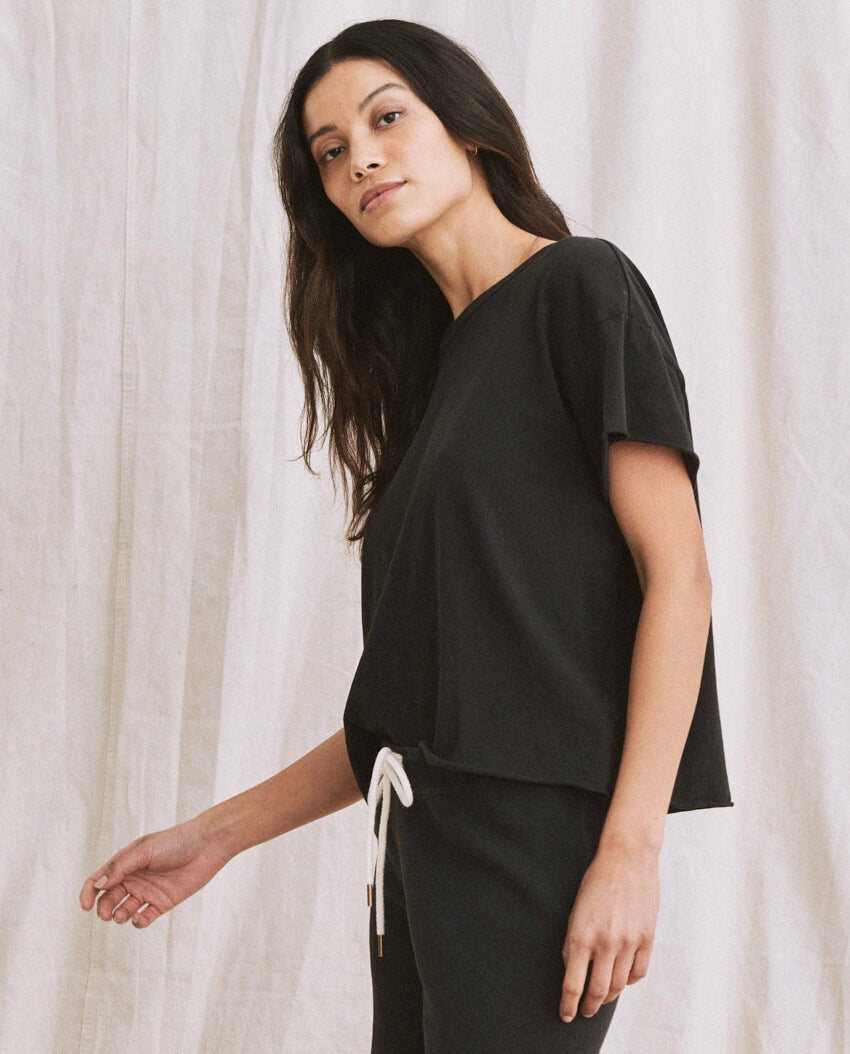 The Great. Tees | The Crop Tee. Solid Almost Black - Women