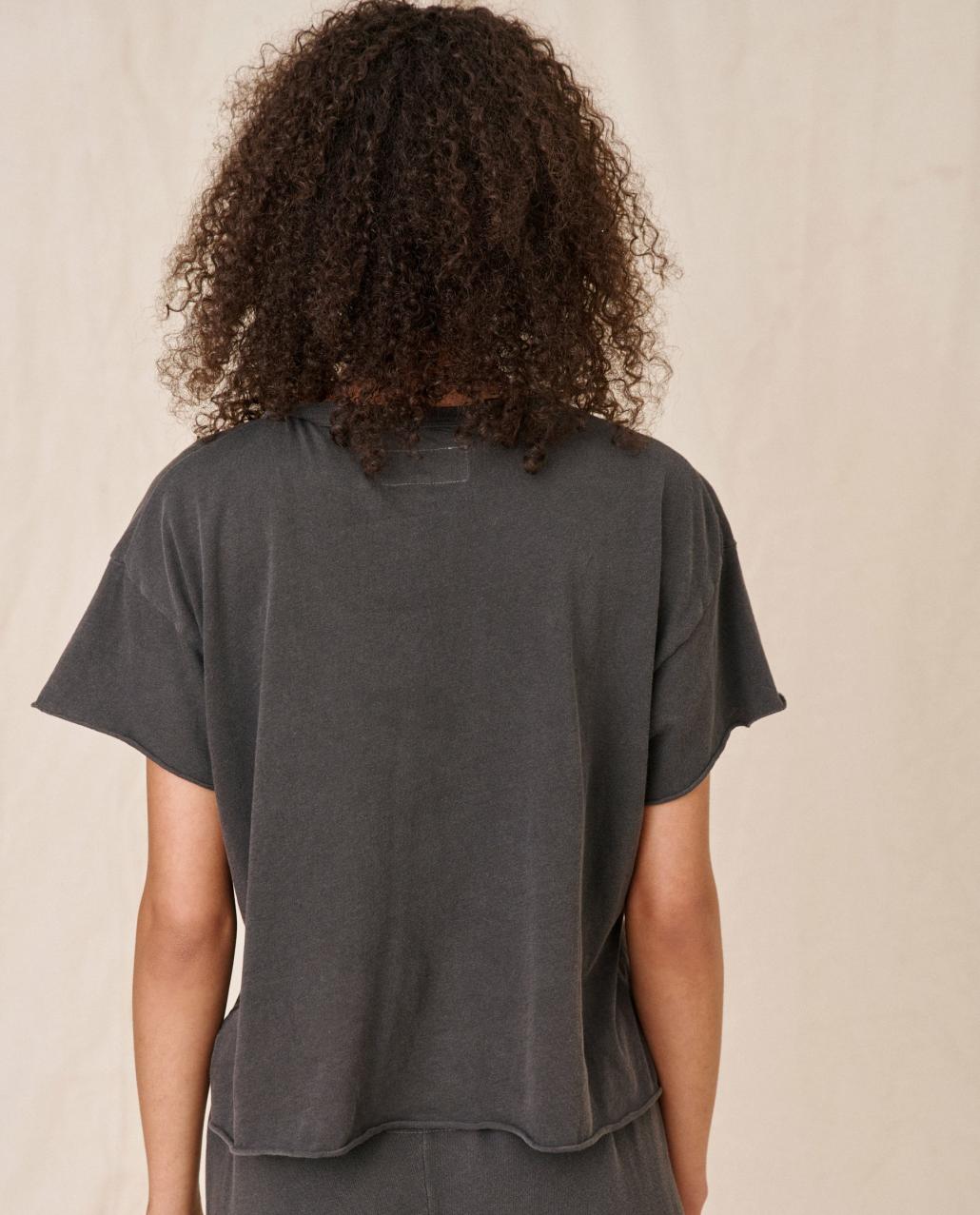 The Great. Tees | The Crop Tee. Solid Washed Black - Women