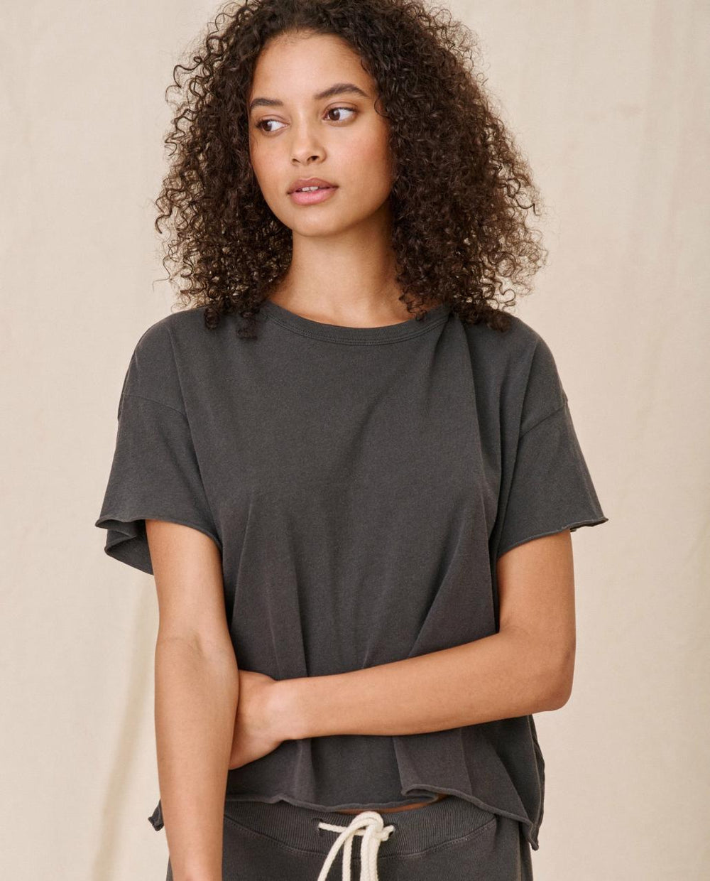 The Great. Tees | The Crop Tee. Solid Washed Black - Women
