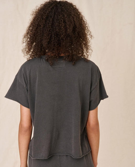 The Great. Tees | The Crop Tee. Solid Washed Black - Women