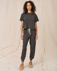 The Great. Tees | The Crop Tee. Solid Washed Black - Women