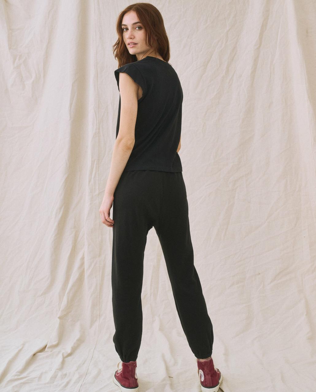 The Great. Tees | The Peak Shoulder Tee. Almost Black - Women