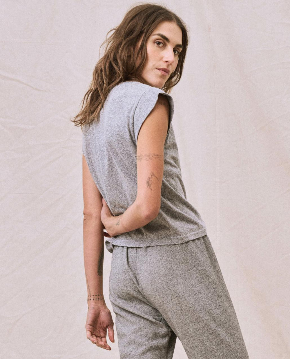 The Great. Tees | The Peak Shoulder Tee. Heather Grey - Women