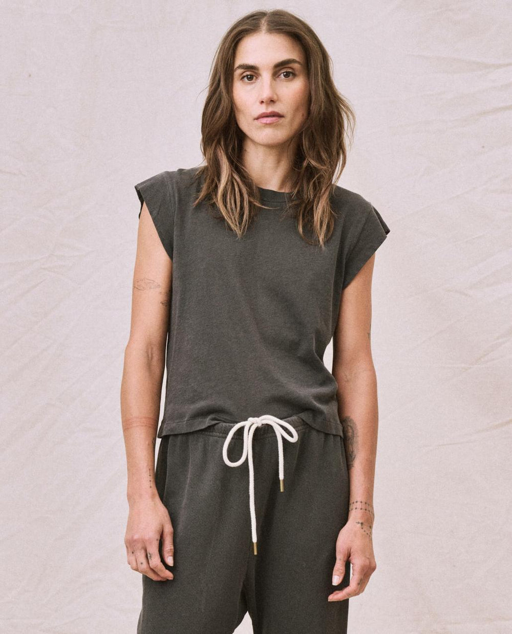 The Great. Tees | The Peak Shoulder Tee. Washed Black - Women