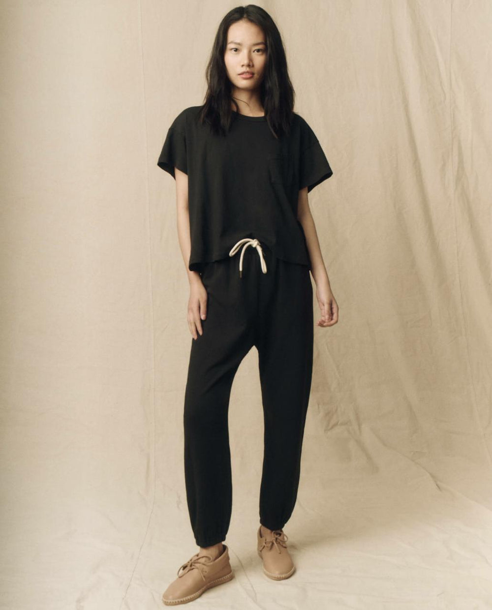 The Great. Tees | The Pocket Tee. Solid Almost Black - Women