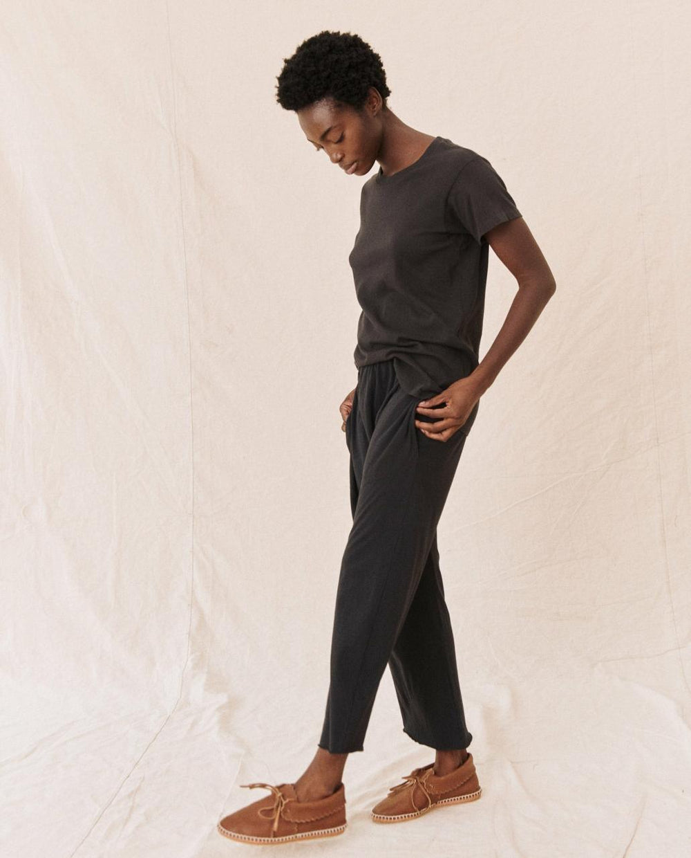 The Great. Tees | The Slim Tee. Almost Black - Women